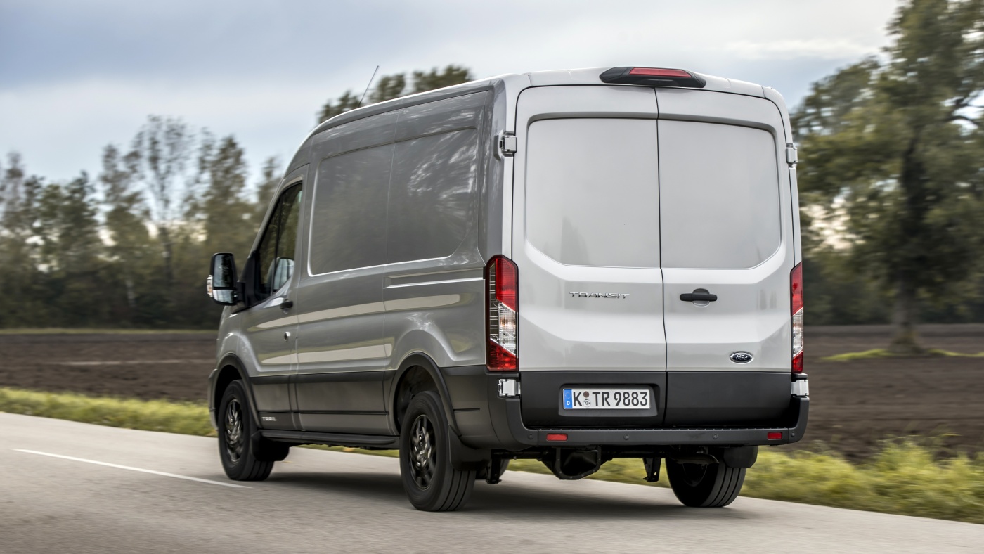Slideshow Bild - Das Ladevolumen und die Laderaum-Abmessungen des Ford Transit  AWD sind gegenüber den Varianten mit Hinterradantrieb unverändert.